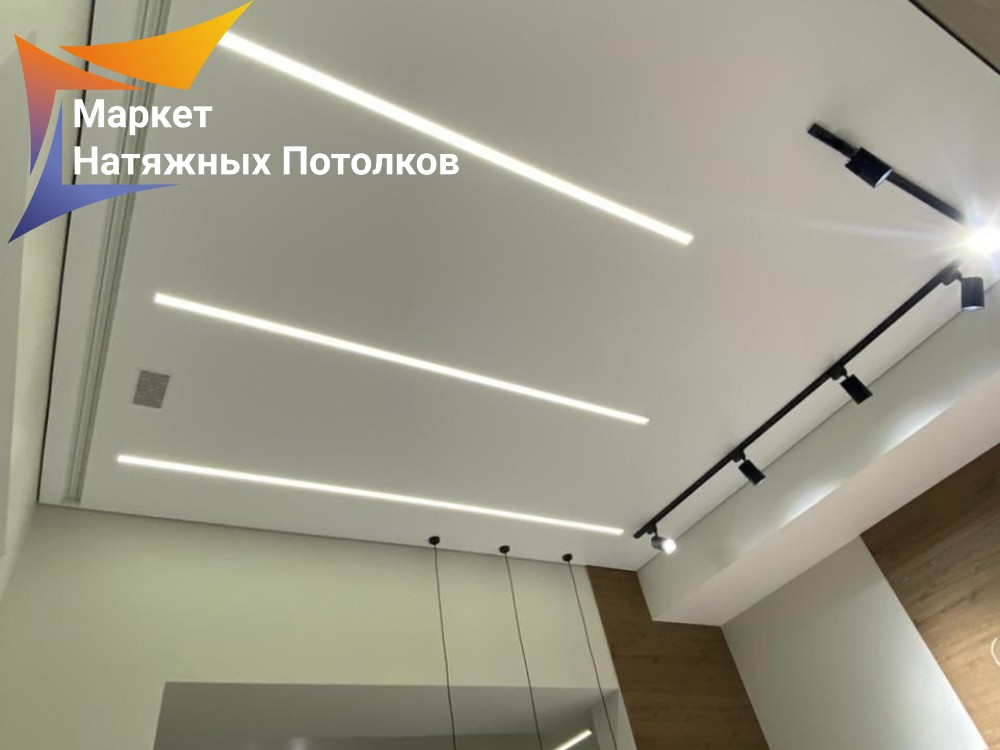 Современный потолок под ключ в коттедже