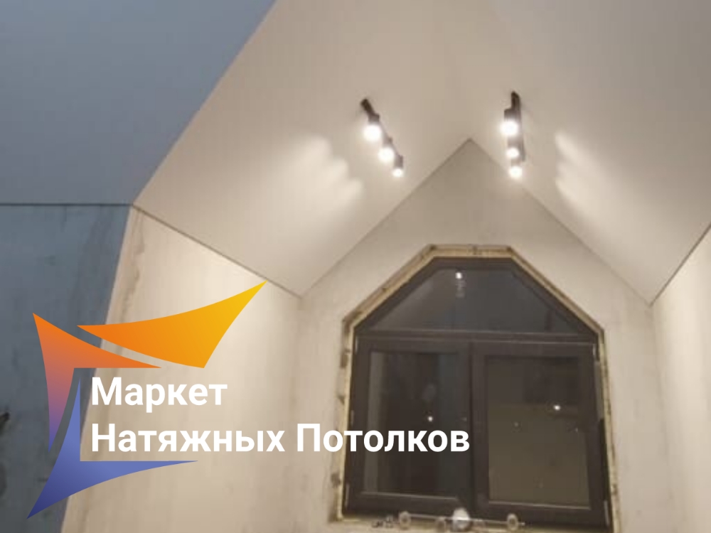Ломанный потолок с трековыми светильниками и световыми линиями