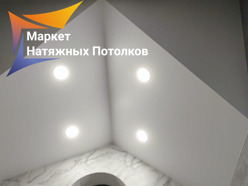 Ломанный потолок с трековыми светильниками и световыми линиями