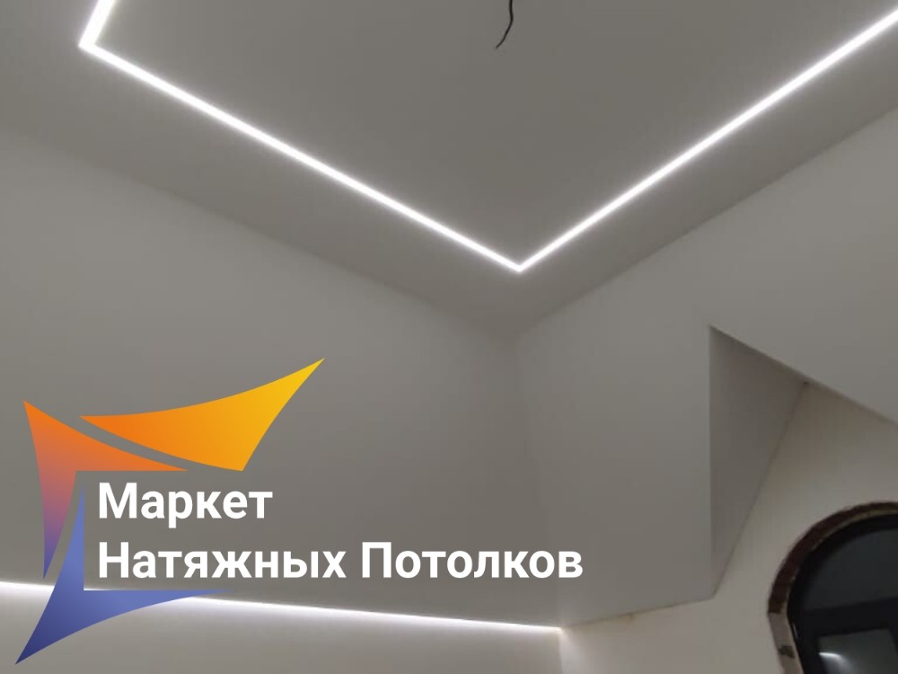 Ломанный потолок с трековыми светильниками и световыми линиями