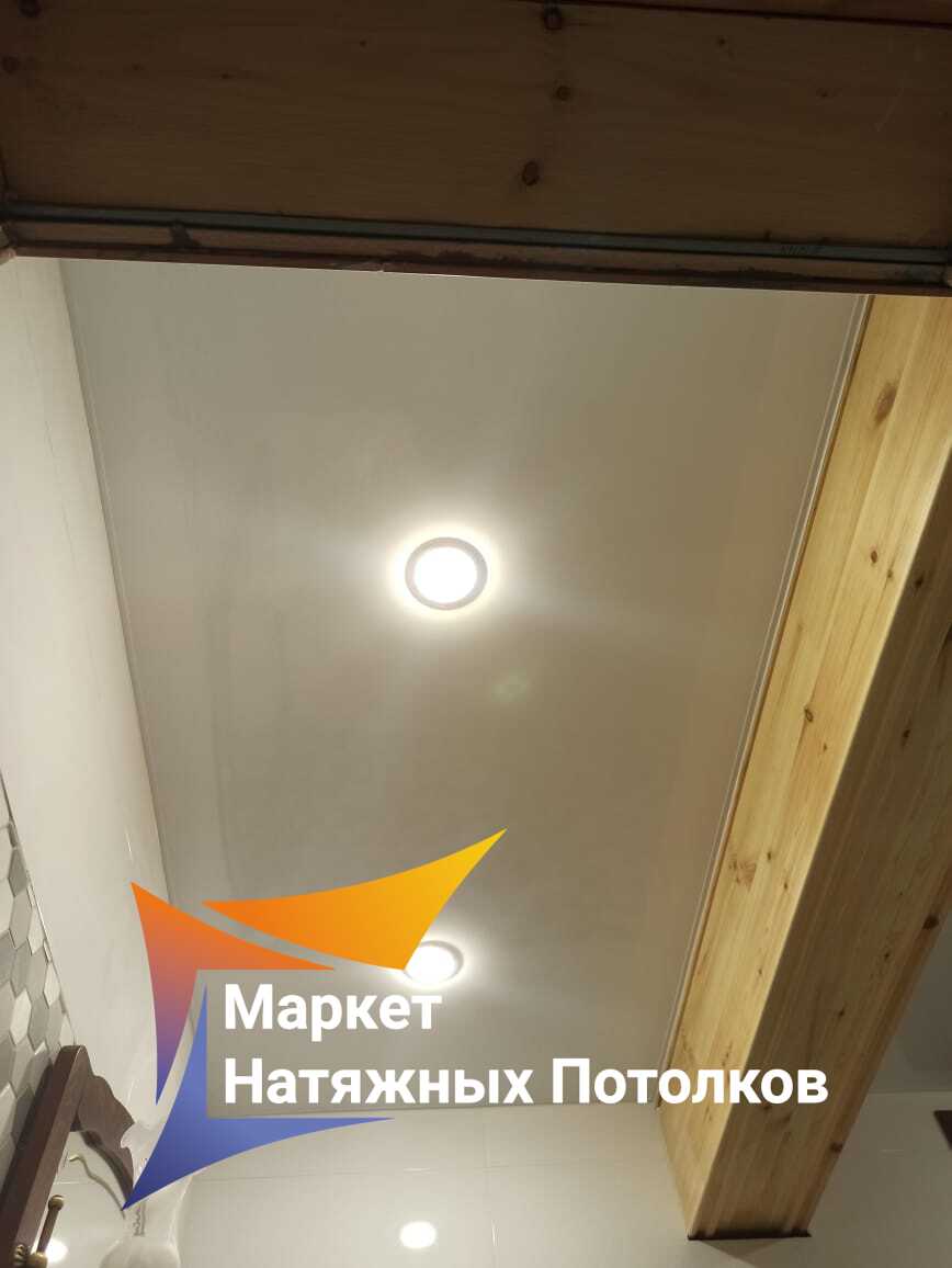 Матовый, встроенные светильники, стена-балка