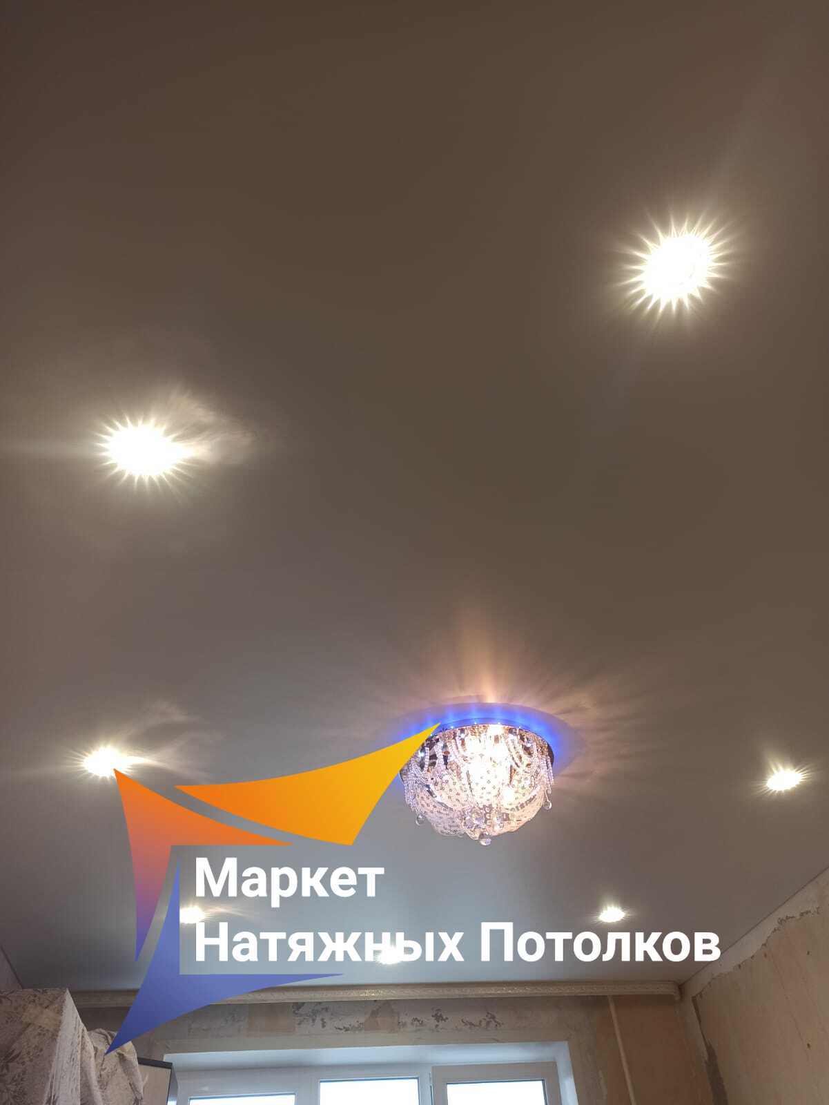 Матовый/глянцевый потолок, освещение, наклонные поверхности