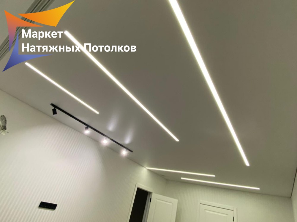 Современный потолок под ключ в коттедже