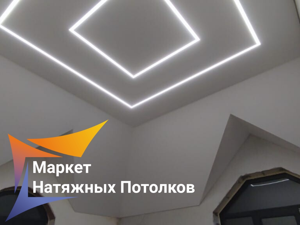 Ломанный потолок с трековыми светильниками и световыми линиями